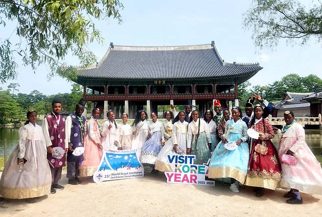 에티오피아 학생들의 경복궁 경회루 방문 기념 촬영