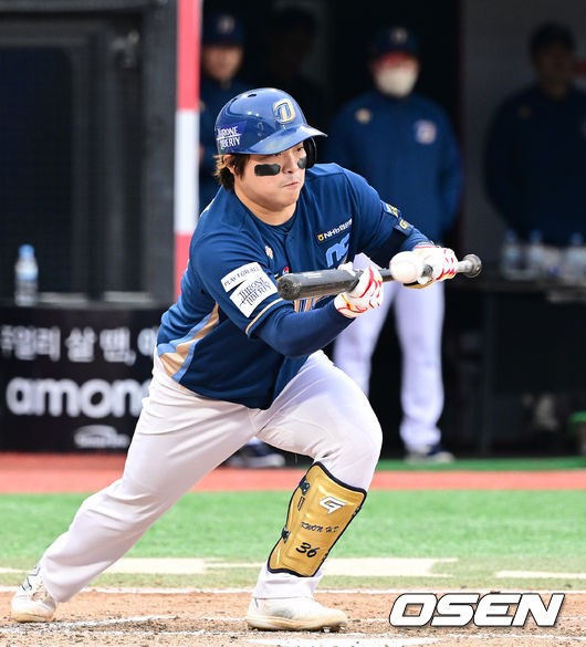 [OSEN=수원, 최규한 기자] 5일 오후 수원 KT위즈파크에서 ‘2023 신한은행 SOL KBO 포스트시즌 플레이오프’ 5차전 KT 위즈와 NC 다이노스의 경기가 열렸다.6회초 무사 1루 상황 NC 권희동이 희생 번트를 대고 있다. 2023.11.05 / dreamer@osen.co.kr