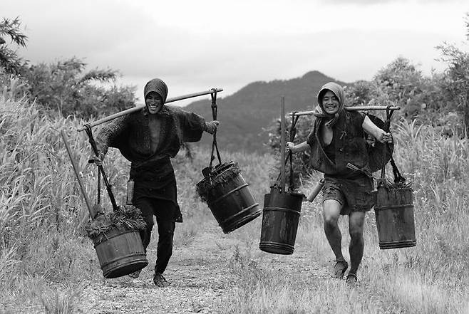 에도의 '똥퍼 청년' 츄지와 야스케(왼쪽부터) / 엣나인필름