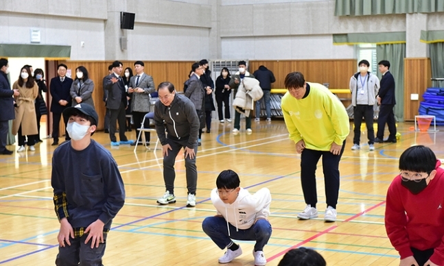 하윤수 부산교육감이 지난해 2월 8일 부산 해운대구 센텀초등학교에서 프로야구 선수 출신 이대호 홍보대사와 ‘아침 체인지(體仁智)’ 활동을 하고 있다. 부산교육청 제공