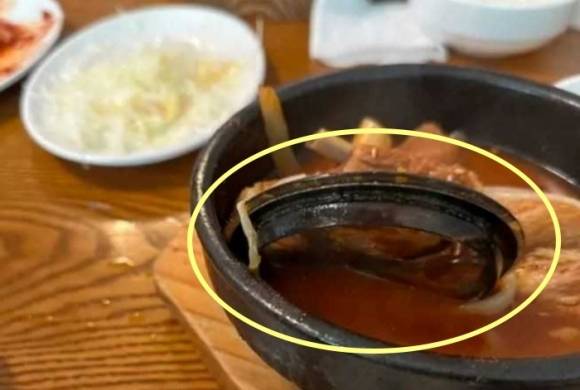 식당 갈비찜에서 배수구 뚜껑으로 보이는 이물질이 나왔다는 내용의 글이 올라왔다. 식당 측은 물만 담아두는 수전 마개라고 해명했다. 온라인 카페 캡처