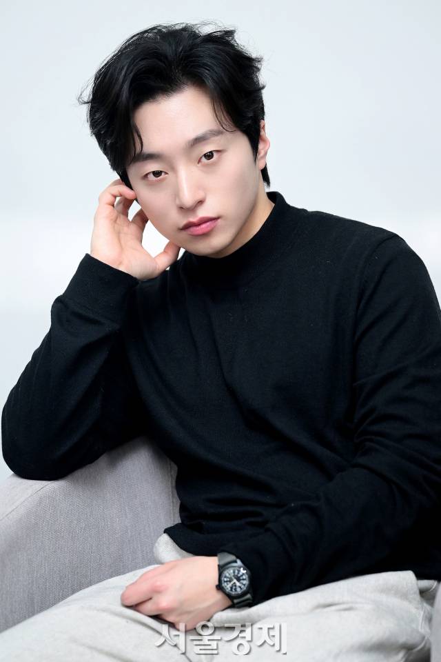 배우 정용주가 서울경제스타 인터뷰에 앞서 포즈를 취하고 있다.