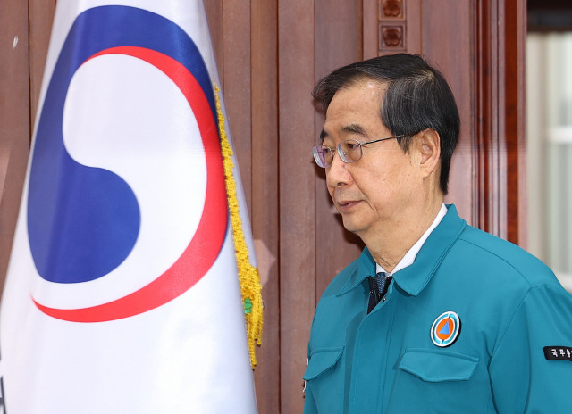 한덕수 국무총리가 3일 오후 정부서울청사에서 의사 집단행동 관련 중앙재난안전대책본부 회의 참석을 위해 회의장에 들어서고 있다. 연합뉴스