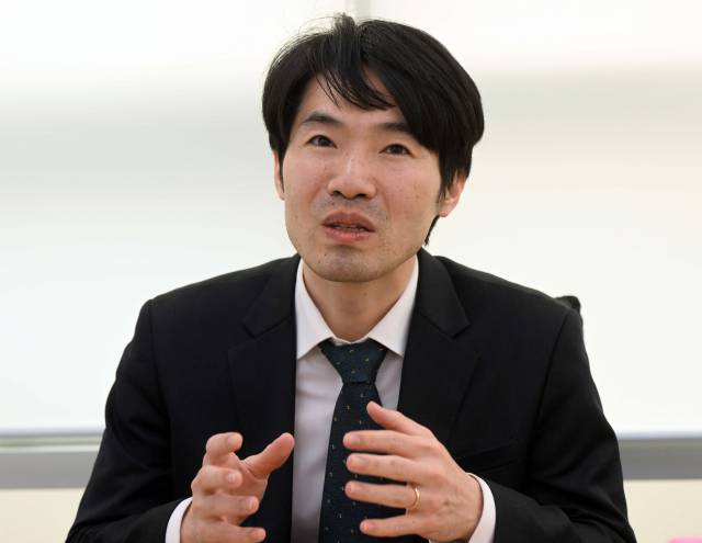 '태아 성 감별 금지 의료법' 헌법소원 청구한 황용 변호사가 법무법인 상림 사무실에서 서울경제신문과 인터뷰를 진행하고 있다. 이호재 기자