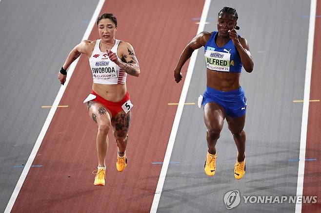 알프레드의 역주 (글래스고 AP=연합뉴스) 알프레드(오른쪽)이 3일(한국시간) 영국 스코틀랜드 에미리트 아레나에서 열린 2024 세계실내육상선수권 여자 60ｍ 결선에서 역주하고 있다.