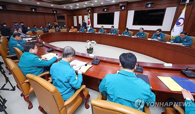 의사 집단행동 중앙안전대책본부 회의 (서울=연합뉴스) 김도훈 기자 = 3일 오후 정부서울청사에서 한덕수 국무총리 주재로 의사 집단행동 관련 중앙재난안전대책본부 회의가 진행되고 있다. 2024.3.3 superdoo82@yna.co.kr