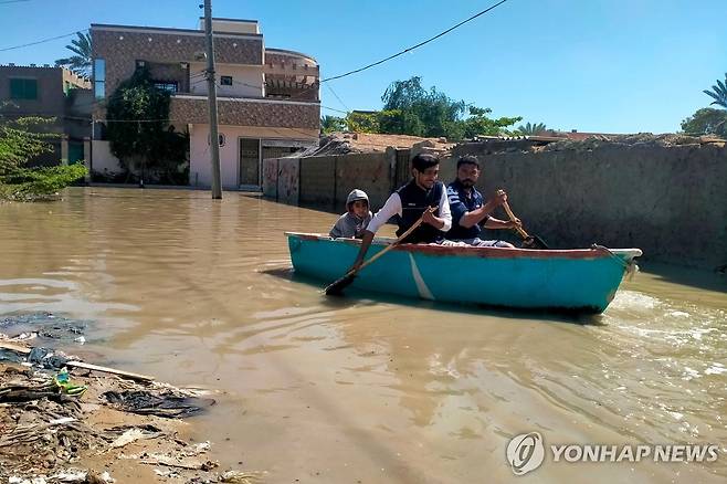 파키스탄 남서부 발루치스탄의 침수된 거리 (과다르[파키스탄] AFP=연합뉴스) 파키스탄 남서부 발루치스탄주 과다르에서 2일(현지시간) 주민들이 보트를 타고 물이 찬 거리를 지나고 있다. 2024.03.03