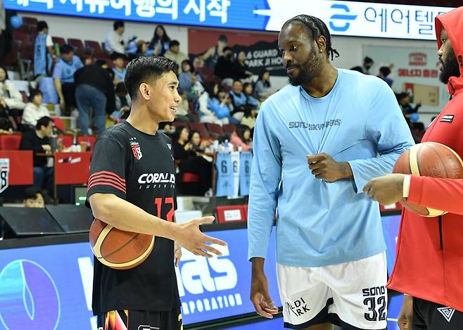 3일 경기 전 오누아쿠(오른쪽)와 대화하는 아반도 [KBL 제공. 재판매 및 DB 금지]