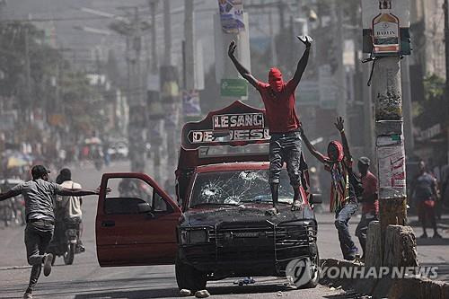 아이티 로프토프랭스에서 발생한 소요 사태 (로이터=연합뉴스) 극심한 치안 불안에 놓인 카리브해 섬나라 아이티에서 2일(현지시간) 소요 사태가 심화하고 있다. 2024.3.3