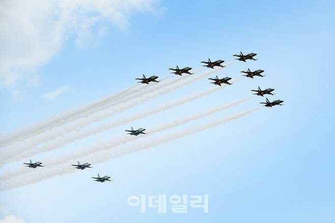 블랙이글스와 FA-50PH가 우정비행을 하고 있다. (사진=KAI)