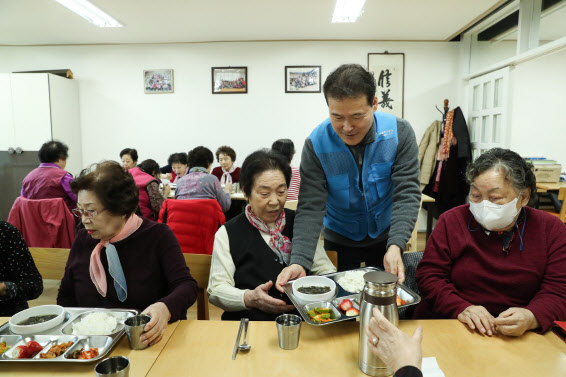 김영호 장관이 양천아파트경로당에서 식사 배급을 도와주고 있다(사진=통일부)