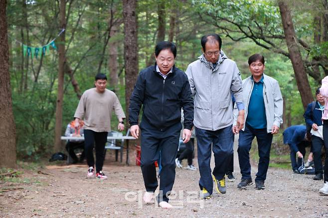 주광덕 시장이 맨발걷기 길을 걷고 있다.(사진=남양주시 제공)