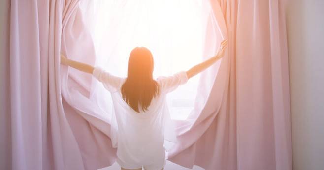 아침에 일어나 햇볕을 받으며 활동을 하면 활기차게 하루를 시작할 수 있다. [사진=클립아트코리아]