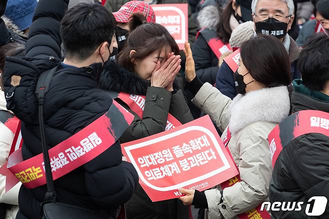3일 서울 영등포구 여의대로에서 열린 '의대정원 증원 및 필수의료 패키지 저지를 위한 전국 의사 총궐기 대회'에서 한 참석자가 눈물을 흘리고 있다. 2024.3.3/뉴스1 ⓒ News1 유승관 기자