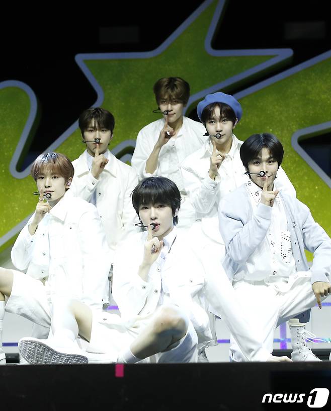 그룹 엔시티 위시(NCT WISH)가 4일 오후 서울 용산구 블루스퀘어에서 가진 데뷔 쇼케이스에서 타이틀 곡을 선보이고 있다. 2024.3.4/뉴스1 ⓒ News1 권현진 기자