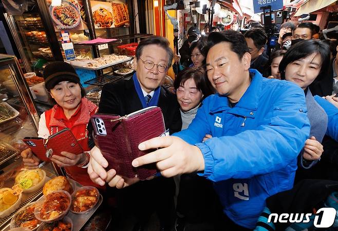 이재명 더불어민주당 대표와 노무현 전 대통령 사위인 곽상언 종로구 후보가 4일 서울 종로구 창신시장을 찾아 시민들과 기념촬영을 하고 있다. (공동취재) 2024.3.4/뉴스1 ⓒ News1 임세영 기자