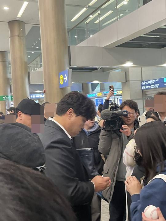 팬들에게 사인을 하는 류현진. ⓒ스포츠한국 심규현 기자