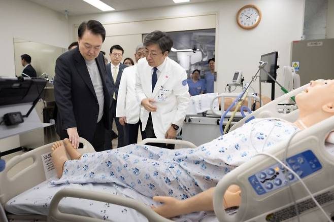 윤석열 대통령이 지난달 1일 경기도 성남시 분당서울대병원에서 열린 '국민과 함께하는 민생토론회-여덟 번째, 생명과 지역을 살리는 의료개혁'에 앞서 '스마트 시뮬레이션센터'를 방문해 시설을 둘러보고 있다. [이미지출처=연합뉴스]