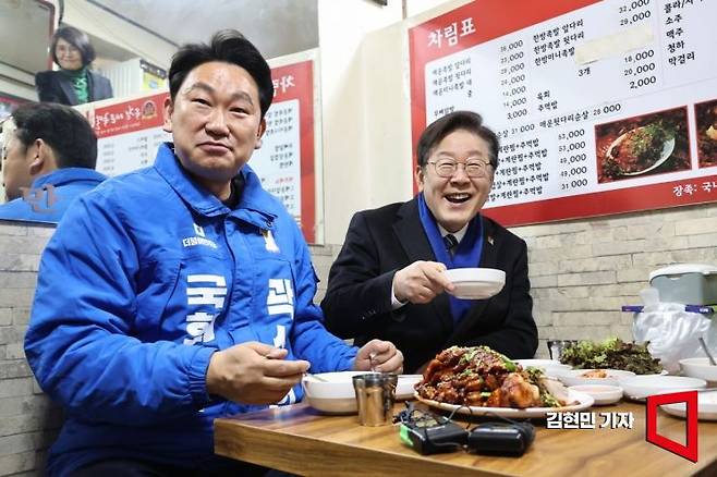 이재명(오른쪽) 더불어민주당 대표와 서울 종로 곽상언 후보가 4일 오후 서울 종로구 창신시장을 찾아 족발을 먹고 있다. 사진=김현민 기자 kimhyun81@