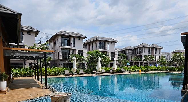 GS건설이 호찌민에 조성 중인 '냐베 신도시'의 클럽하우스 수영장. 뒷 편이 최근 입주를 시작한 단독주택들이다. /호찌민=이미지 기자