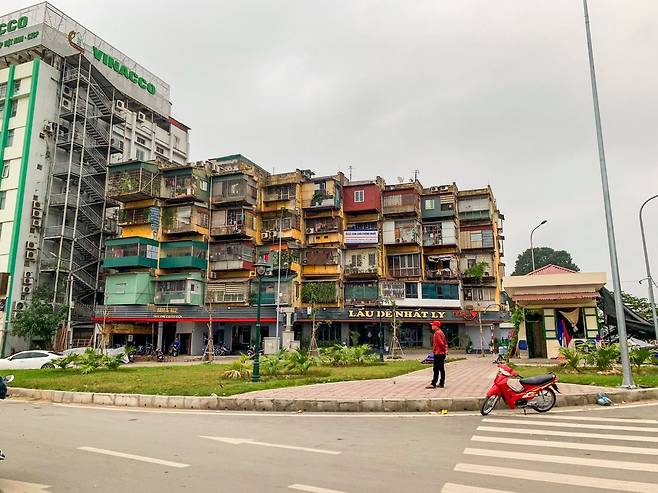 베트남의 서민들이 주로 거주하는 아파트. 최근 지어지는 아파트들은 더 신식으로 지어지곤 한다. /하노이=이미지 기자
