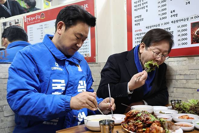 민주당 이재명 대표가 4일 서울 종로 창신시장의 한 음식점에서 곽상언 예비후보와 함께 족발을 먹고 있다. /연합뉴스