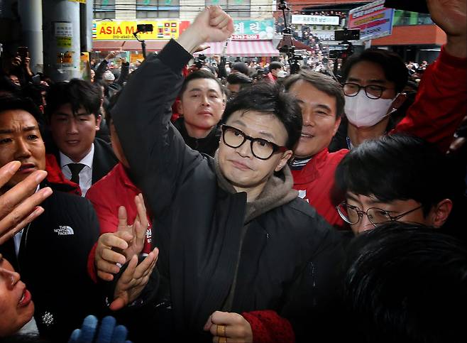 한동훈 국민의힘 비상대책위원장이 4일 오후 충남 천안중앙시장을 찾아 지지자들에게 인사하고 있다./뉴스1