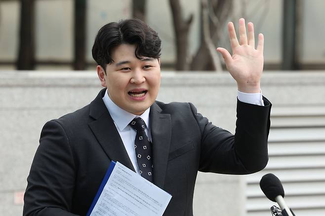 사직 전공의인 류옥하다 전 가톨릭중앙의료원 인턴 대표가 29일 오후 서울 용산구 대한의사협회에서 성명서를 발표하고 있다.  2024.2.29/뉴스1 ⓒ News1 신웅수 기자