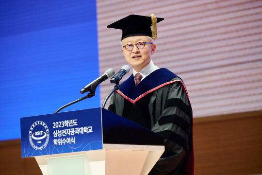 경계현 삼성전자공과대학교 총장(삼성전자 DS 부문 사장)이 지난달 21일 2023학년도 학위수여식에서 축사를 하고 있다. 삼성전자 제공