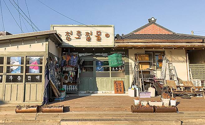 ‘갯마을 차차차’의 배경이 됐던 청하공진시장. 사진 최갑수