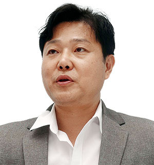 이지웅 부경대 경제학과 교수서울대 수학, 툴루즈경제대 석사, 마스트리히트대 경제학 박사, 전 한국은행 조사역, 전 에너지경제연구원 부연구위원