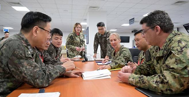 4일 해군작전사령부에서 연합전투참모단 소속 한미 해군 장병들이 '자유의 방패(FS)' 연습을 하고 있다. 사진=해군 제공