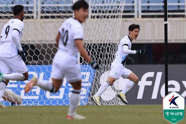 이광진(오른쪽, 천안시티FC). 한국프로축구연맹 제공