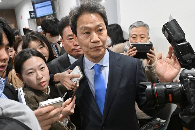 임종석 전 청와대 비서실장이 지난 2월28일 더불어민주당의 공천배제 재고 촉구 기자회견 후 국회 소통관에서 퇴장하고 있다. 공동취재사진