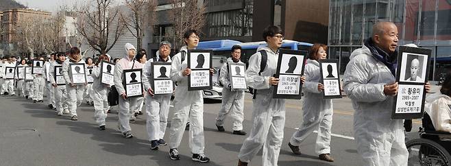 삼성전자 반도체 공장에서 일하다 백혈병으로 숨진 황유미씨의 11주기인 지난 2018년 3월6일 오후 ‘삼성 산재사망 노동자 추모의 날’ 행진에 참여한 이들이 서울 용산구 한남동 리움미술관을 출발해 서초동 앞 반올림 농성장으로 향하고 있다. 이정아 기자 leej@hani.co.kr