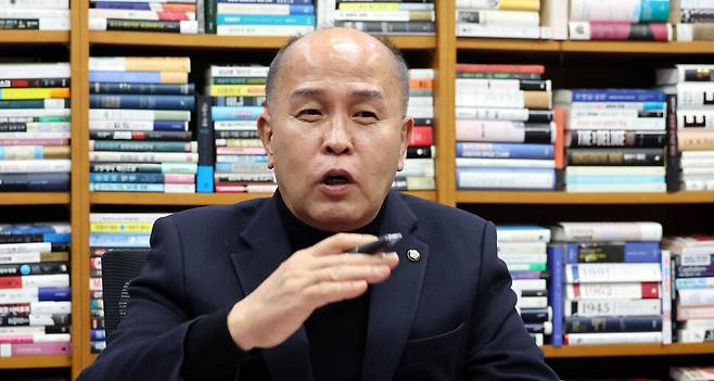 이용우 더불어민주당 의원이 2월26일 서울 여의도 국회의원회관 사무실에서 코리아 디스카운트 해소를 위한 기업지배구조 개선 방안에 관해 <한겨레>와 인터뷰 하고 있다. 김경호 선임기자 jijae@hani.co.kr