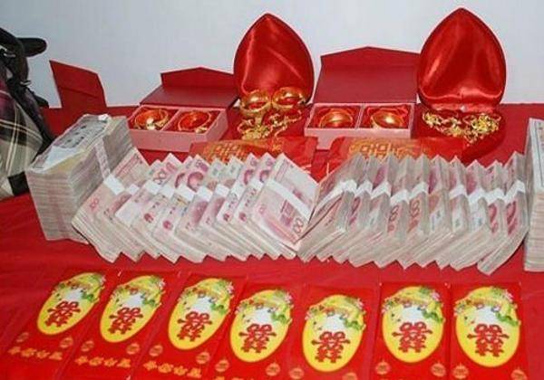 중국의 한 결혼식장에 놓인 현금과 예물. 중국에선 통상 결혼 전 상견례를 통해 신랑 측이 신부 측에 차이리(결혼 지참금)를 건네지만 결혼식 당일에 주고받기도 한다. 웨이보 캡처