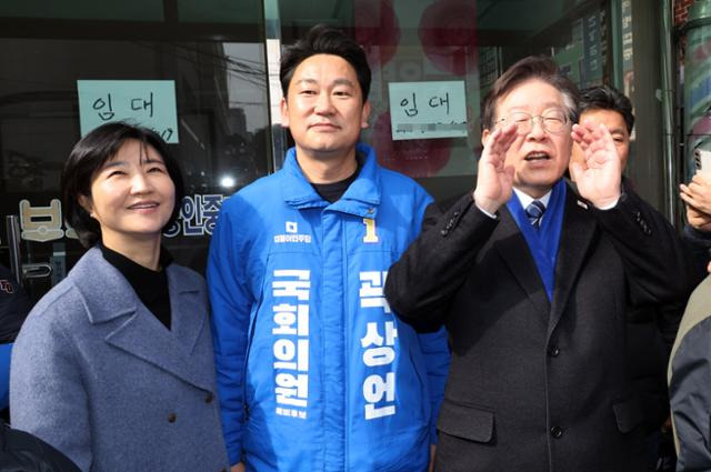 더불어민주당 이재명(오른쪽) 대표가 4일 서울 종로구 창신시장에서 노무현 전 대통령 사위 곽상언(가운데) 후보 지지를 호소하고 있다. 맨 왼쪽은 노 전 대통령 딸 노정연씨. 연합뉴스