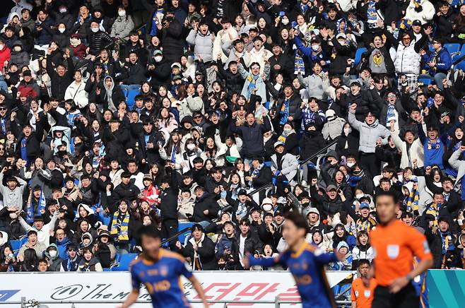 골에 환호하는 울산 홈팬들 (울산=연합뉴스) 김용태 기자 = 1일 울산 문수축구경기장에서 열린 프로축구 하나은행 K리그1 2024 울산 HD와 포항 스틸러스의 경기에서 울산 아타루의 선제골에 홈팬들이 환호하고 있다. 2024.3.1 yongtae@yna.co.kr/2024-03-01 17:22:44/ <저작권자 ⓒ 1980-2024 ㈜연합뉴스. 무단 전재 재배포 금지, AI 학습 및 활용 금지>