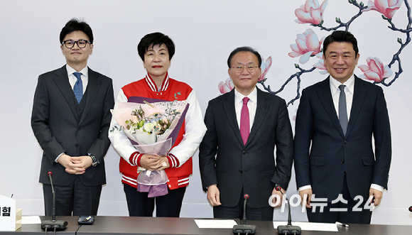 한동훈 국민의힘 비상대책위원장이 4일 오전 서울 여의도 중앙당사에서 국민의힘에 입당한 김영주 국회부의장에게 당 점퍼를 입혀준 뒤 기념촬영을 하고 있다. [사진=곽영래 기자]