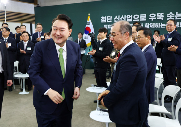 윤석열 대통령이 4일 대구 북구 경북대학교에서 '첨단 신산업으로 우뚝 솟는 대구' 주제로 열린 열여섯 번째 국민과 함께하는 민생토론회에 입장하며 참석자들과 인사하고 있다. [사진=뉴시스]