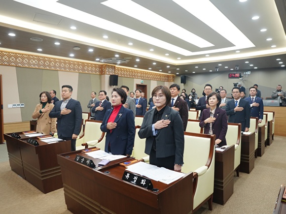 오늘 평택시의회 의원들이 시의회 2층 본회의장에서 제245회 임시회 국민의례를 하고 있다. [사진=평택시의회]