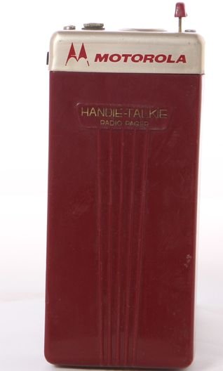 모토로라가 1955년 개발한 최초의 무선호출기 ‘Handie-Talkie Radio Pager’. 짧은 음성 신호(호출음)를 전달하며, 미국 뉴욕 마운틴 시나이 병원에서 처음 사용됐다.