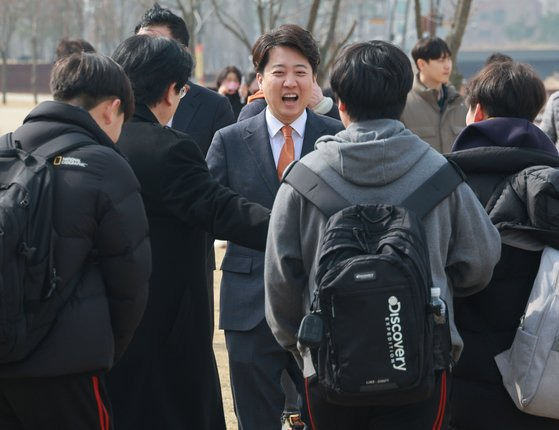 개혁신당 이준석 대표가 4일 오후 경기도 화성시 정조로 동탄호수공원에서 제22대 국회의원선거 화성을 출마 선언 기자회견에 앞서 학생들과 대화하고 있다. 연합뉴스