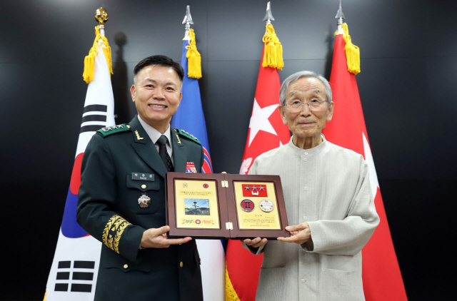 ▲ 지난 29일 육군 2군단을 방문한 한명희 교수가 박후성 군단장으로부터 감사패를 받고 있다.