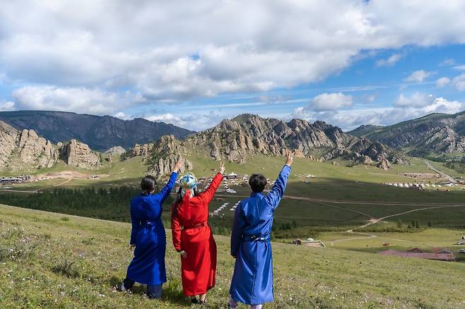 몽골 테렐지 국립공원에서 콘텐츠 제작 중인 하나투어 직원들. 하나투어 제공