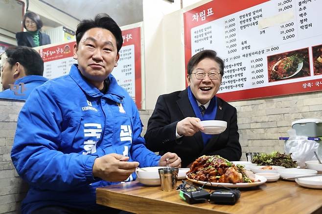 이재명 더불어민주당 대표와 노무현 전 대통령 사위인 곽상언 종로구 후보가 4일 서울 종로구 창신시장을 찾아 족발을 먹고 있다. (공동취재) /뉴스1