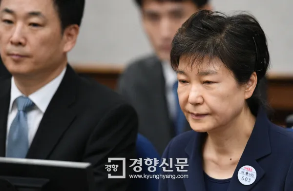 2017년 5월 자신의 형사재판에 출석한 박근헤 전 대통령. 왼쪽은 유영하 변호사. 경향신문 자료사진