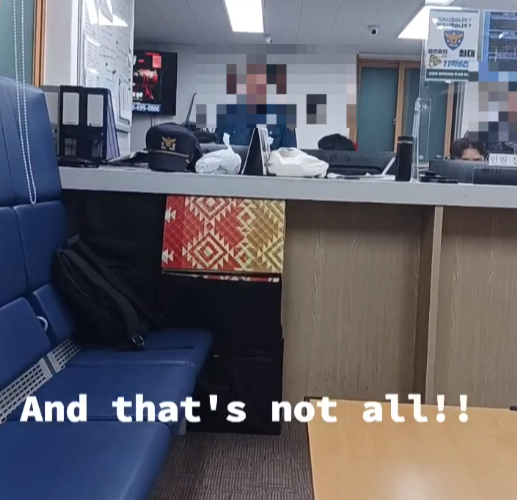 A씨가 지난달 한 파출소에서 찍어 올린 틱톡 영상. 한 손에 수갑을 찬 A씨의 모습도 담긴 이 영상에서 경찰관들의 모습은 모자이크 없이 무단 노출됐다. 틱톡 @lifestarts24 계정 갈무리