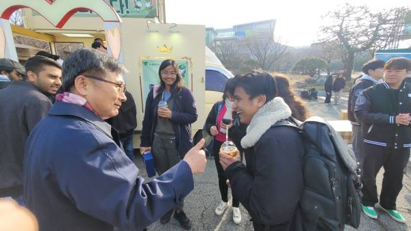 동명대 전호환 총장이 4일 오전 “전호환 총장이 커피 쏜다” 행사에서 외국인 유학생에게 커피를 건네고 있다. 동명대는 2024학년도 입시에서 최종 등록률 98.3%를 기록했다. 동명대 제공